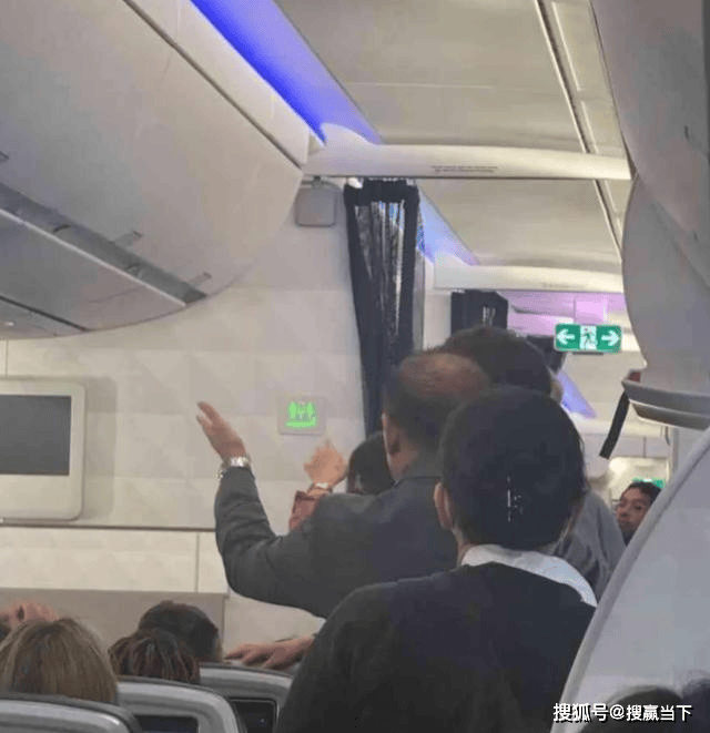 老年乘客在航班上引发事端致改降