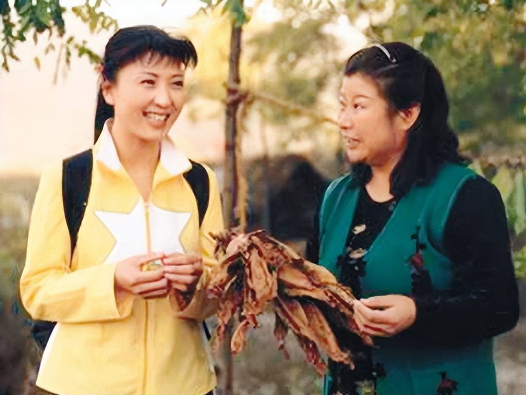 闫学晶解封3月荒唐底牌:搬石砸脚