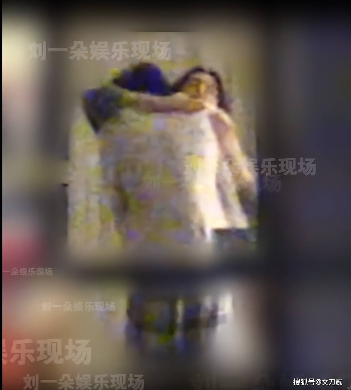 女艺人家中拥吻男友被拍,男方身份曝光