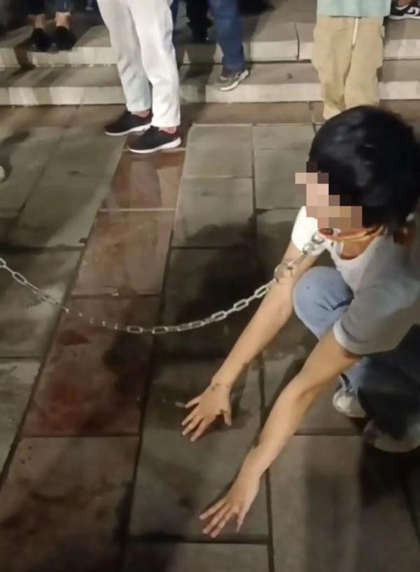 低俗直播PK屡破底线:山西网红爬行泼墨被查