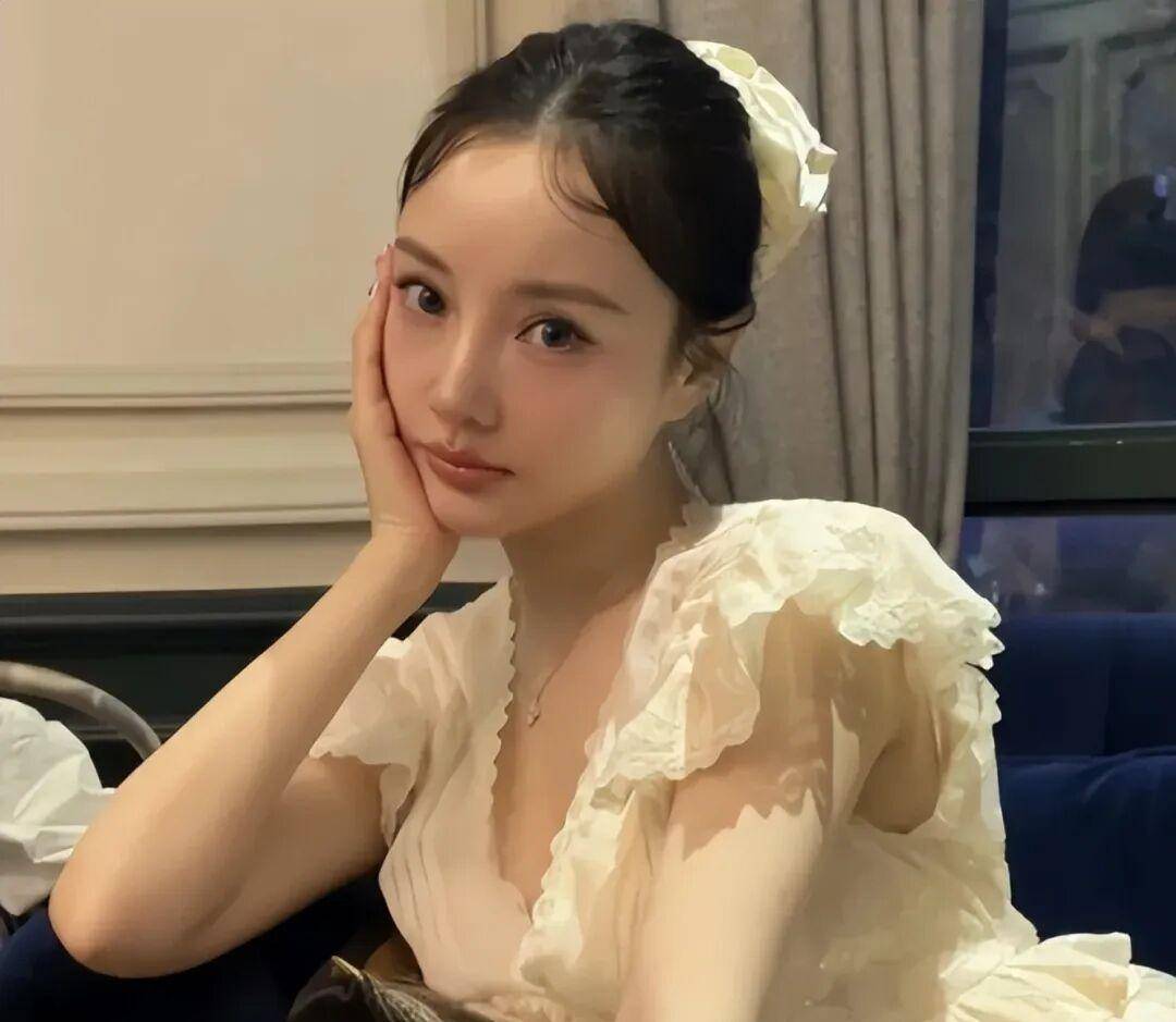 李小璐一念之差毁半生 女儿甜馨背负舆论代价