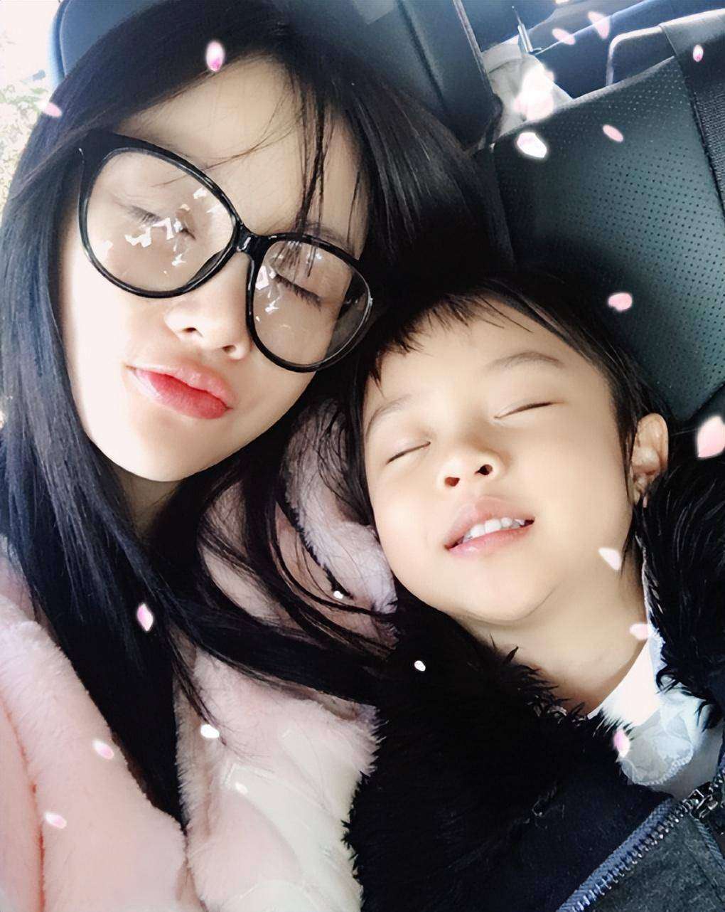 李小璐素颜带娃逛超市:现状