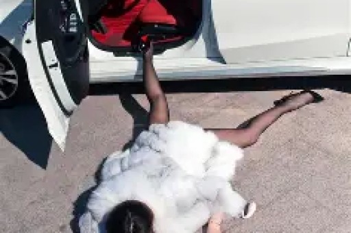 两女子被关猪笼游街真相：网红PK输后策划摆拍