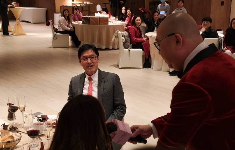 67岁香港大佬出轨网红9年 5年4胎原配不知