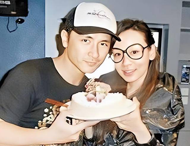 杨思琦熬夜直播养家:15年后真相反转,李泳豪兄弟现形