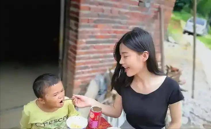 1天4个离谱瓜!国外生子、道歉、怀双胎
