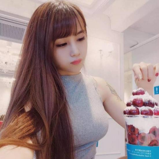 夏美早年个人写真曝光 奋斗女网红陷舆论风波