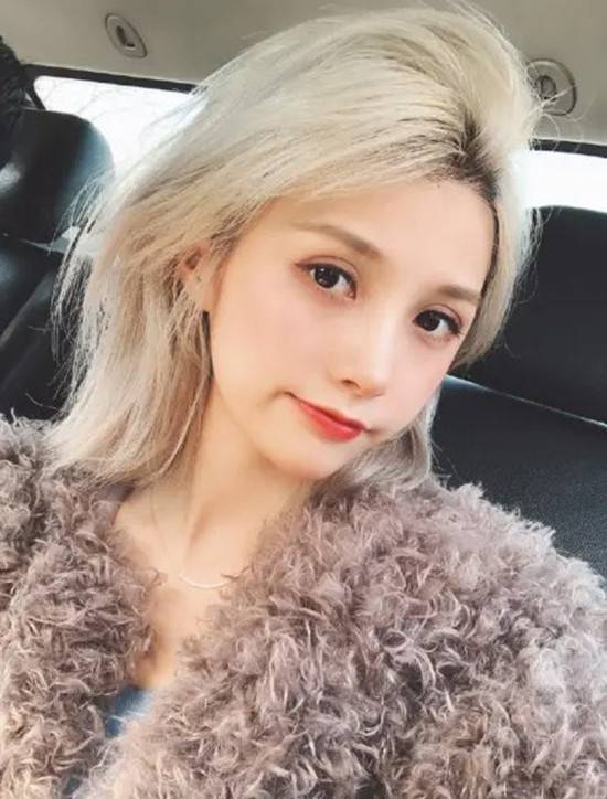 夏美早年个人写真曝光 奋斗女网红陷舆论风波