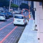 货车司机常年在外赚钱养家，回家一开门，天塌了