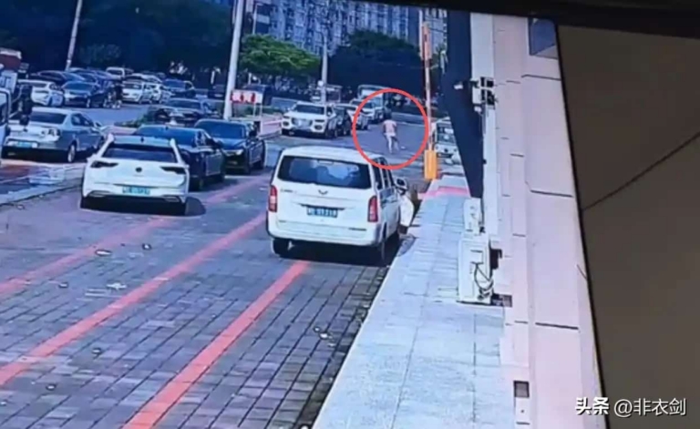 货车司机常年在外赚钱养家，回家一开门，天塌了